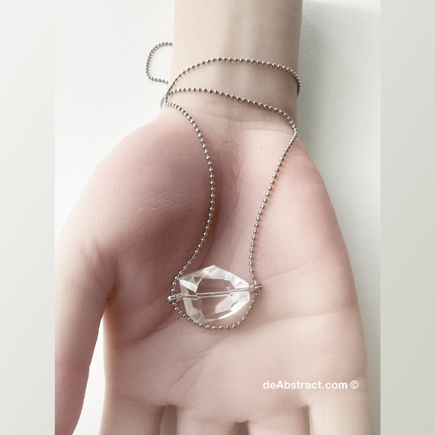 'de Crystal' Necklace with delicate chain.