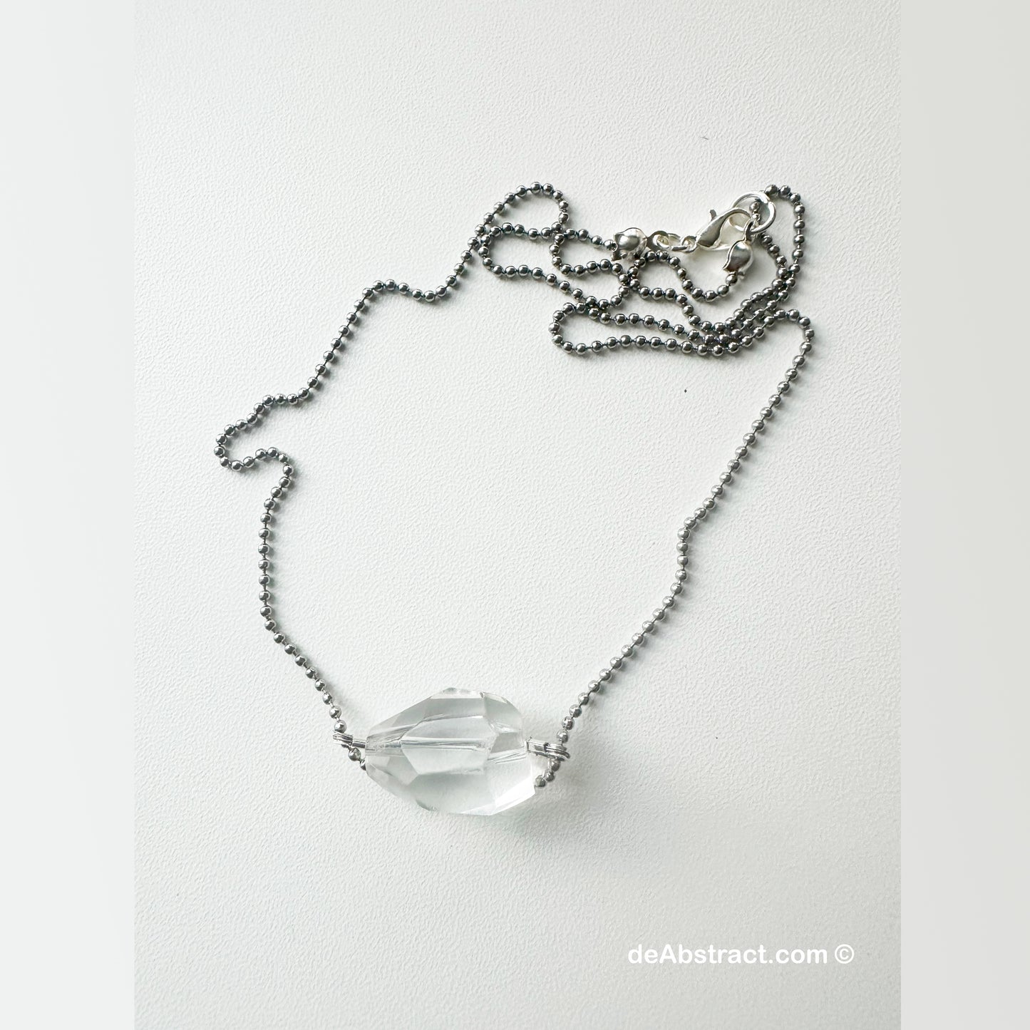 'de Crystal' Necklace with delicate chain.